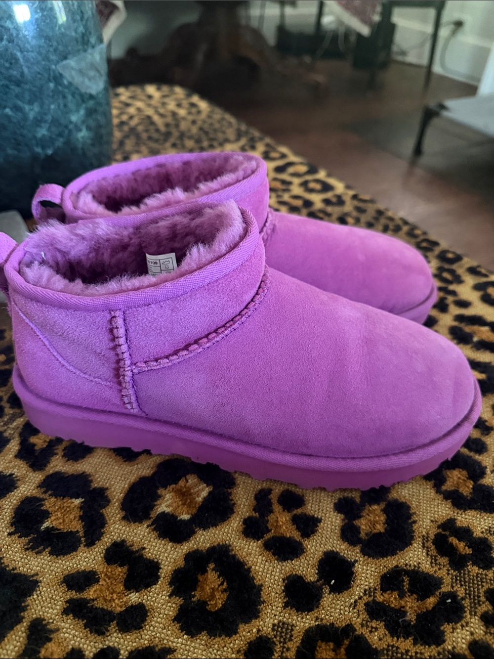 LILAC UGGS- EXCELLENT USED CONDITION- MINOR WEAR ONLY- SIZE 7